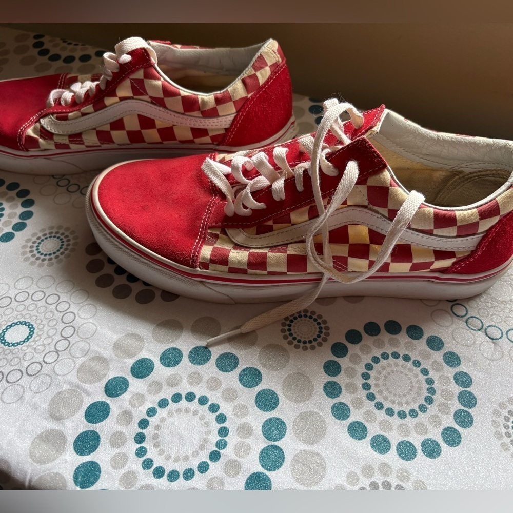 Vans Classic Red & White Checkered 
Pre-love, Sneakets
Men’s 9/women’s 10.5